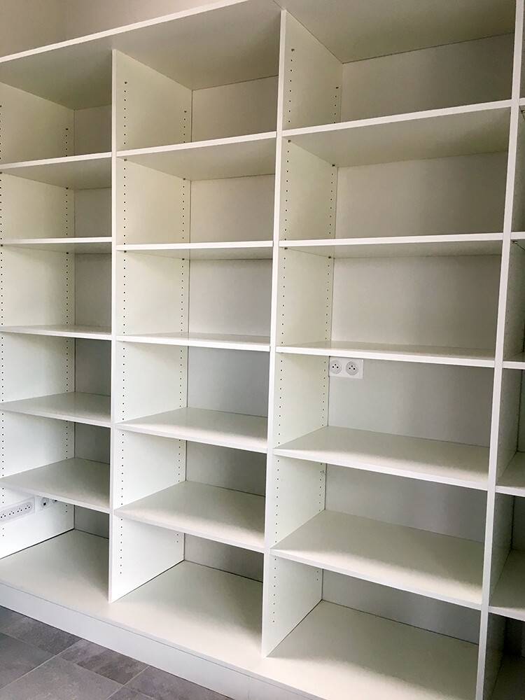 Bibliothèque sur-mesure blanche avec étagères modulables