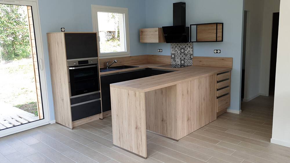 Cuisine en U bois clair avec crédence en carreaux de ciment