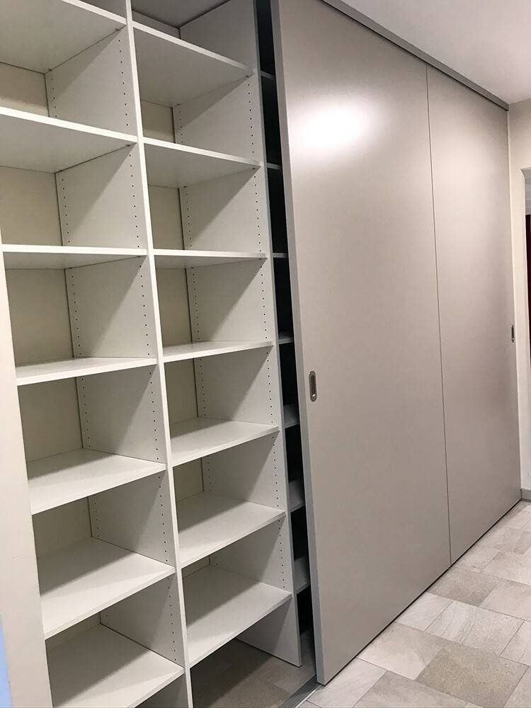 Dressing avec étagères ouvertes et placard à portes coulissantes
