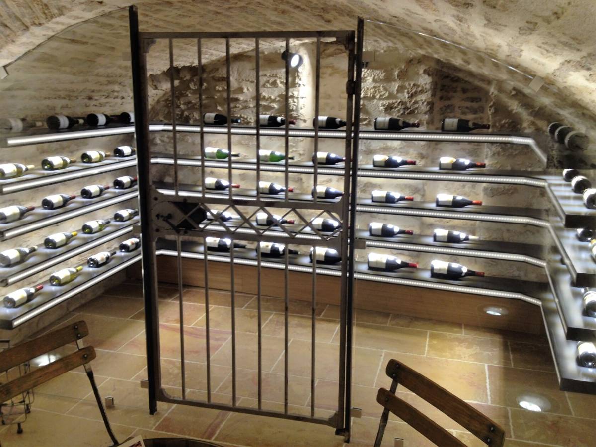 Cave à vin voûtée avec bandeaux LED et bouteilles exposées
