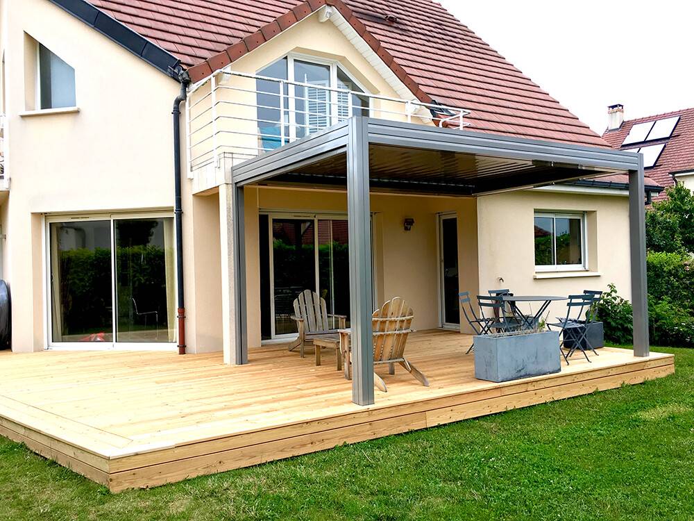 Pergola bioclimatique aluminium grise sur terrasse bois