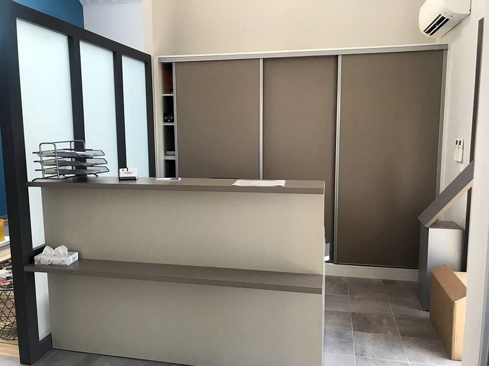 Banque d'accueil de cabinet avec placards à portes coulissantes