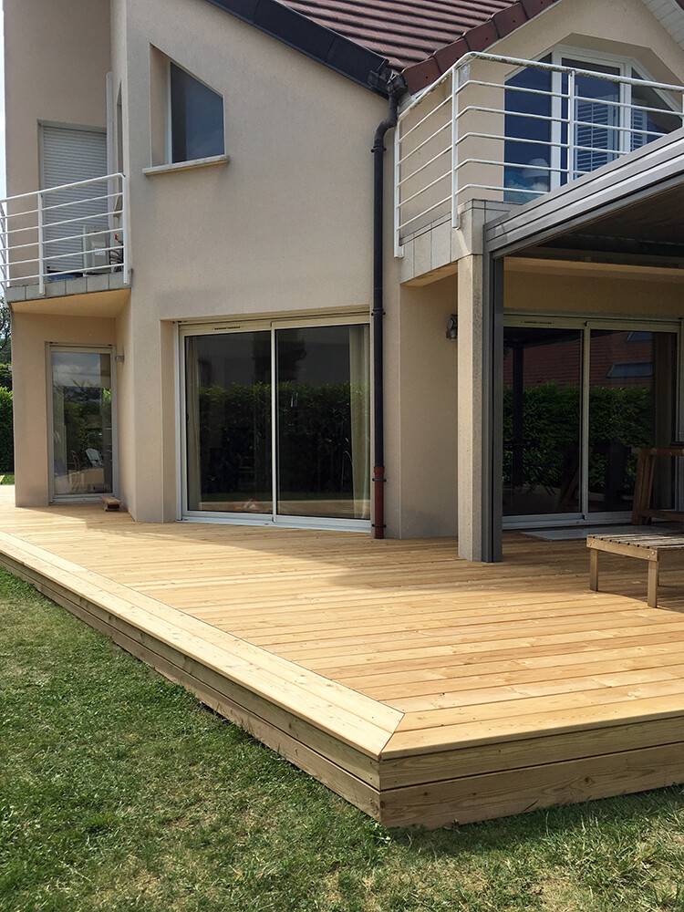 Terrasse bois clair en façade d'une maison contemporaine